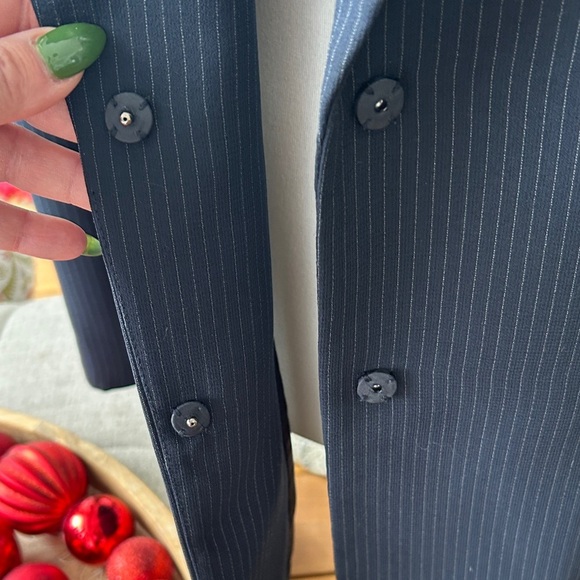 Tahari Arthur S. Levine Pinstripe Blazer Navy Size 18W
Women's Black Blazer - Picture 5 of 7